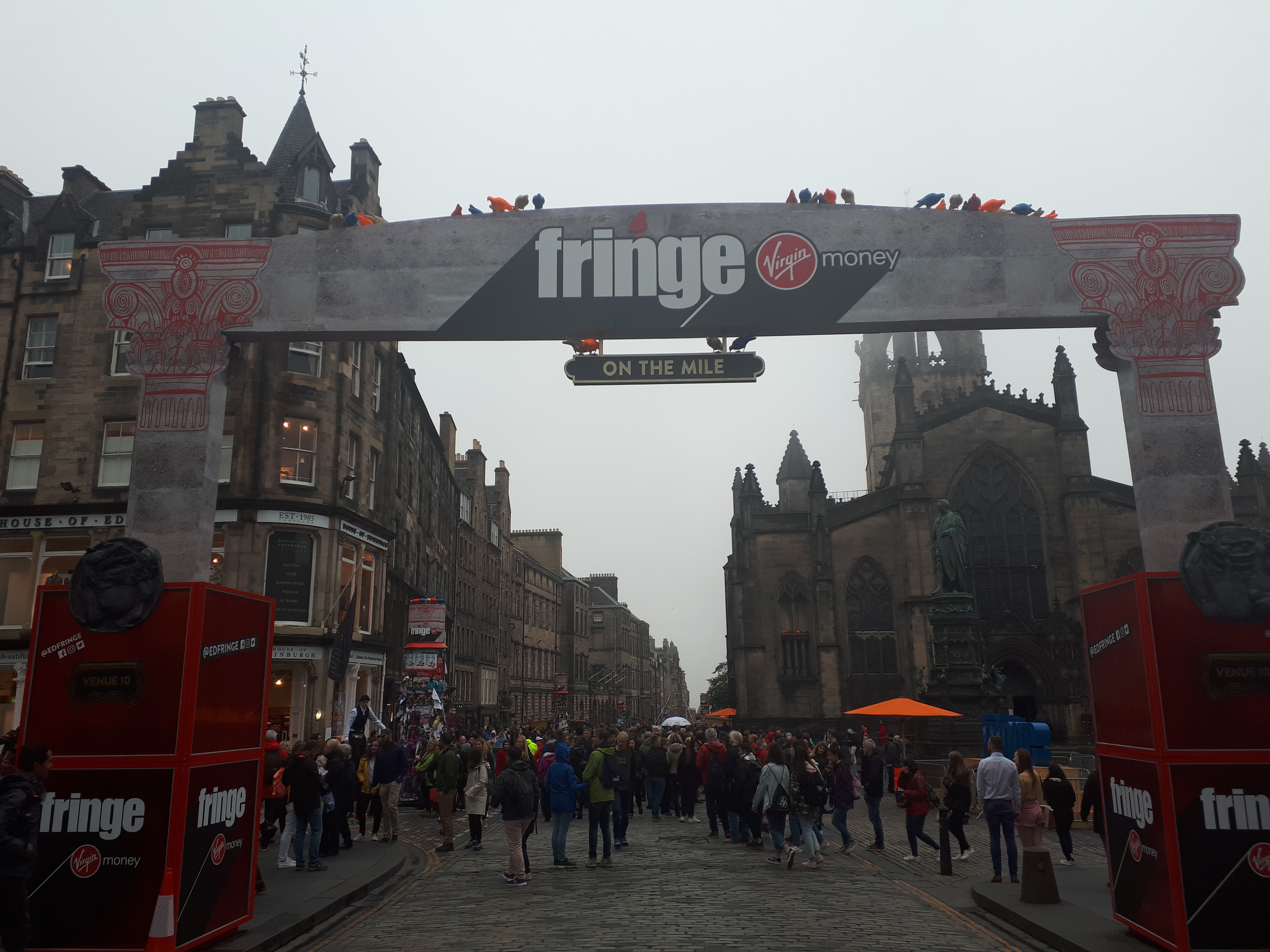 Fringe-festivaalin portti vilkkaalla kävelykadulla Edinburghissa.