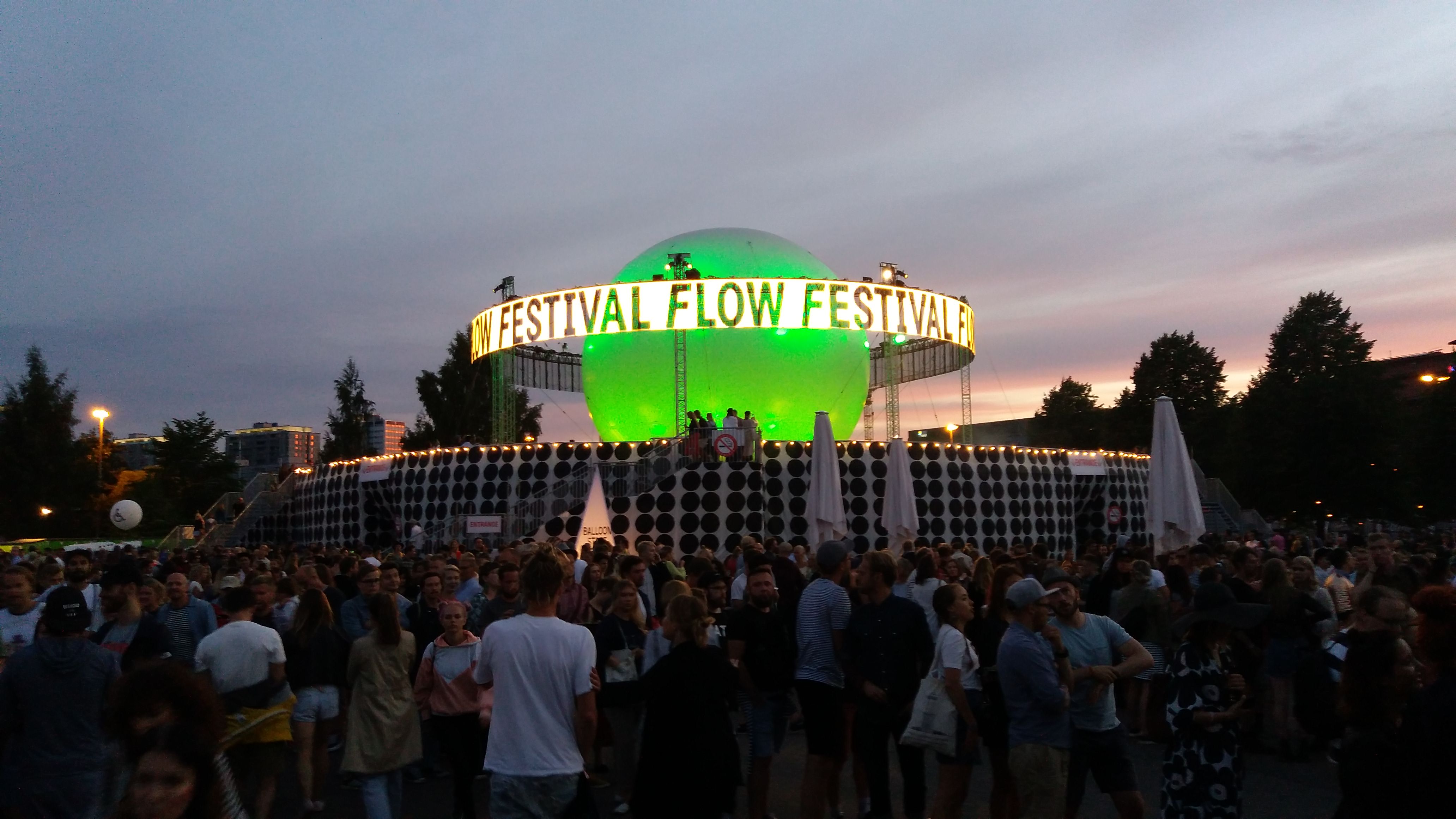 Flow-festivaalin aluetta, kuvassa lava ja ihmisiä.